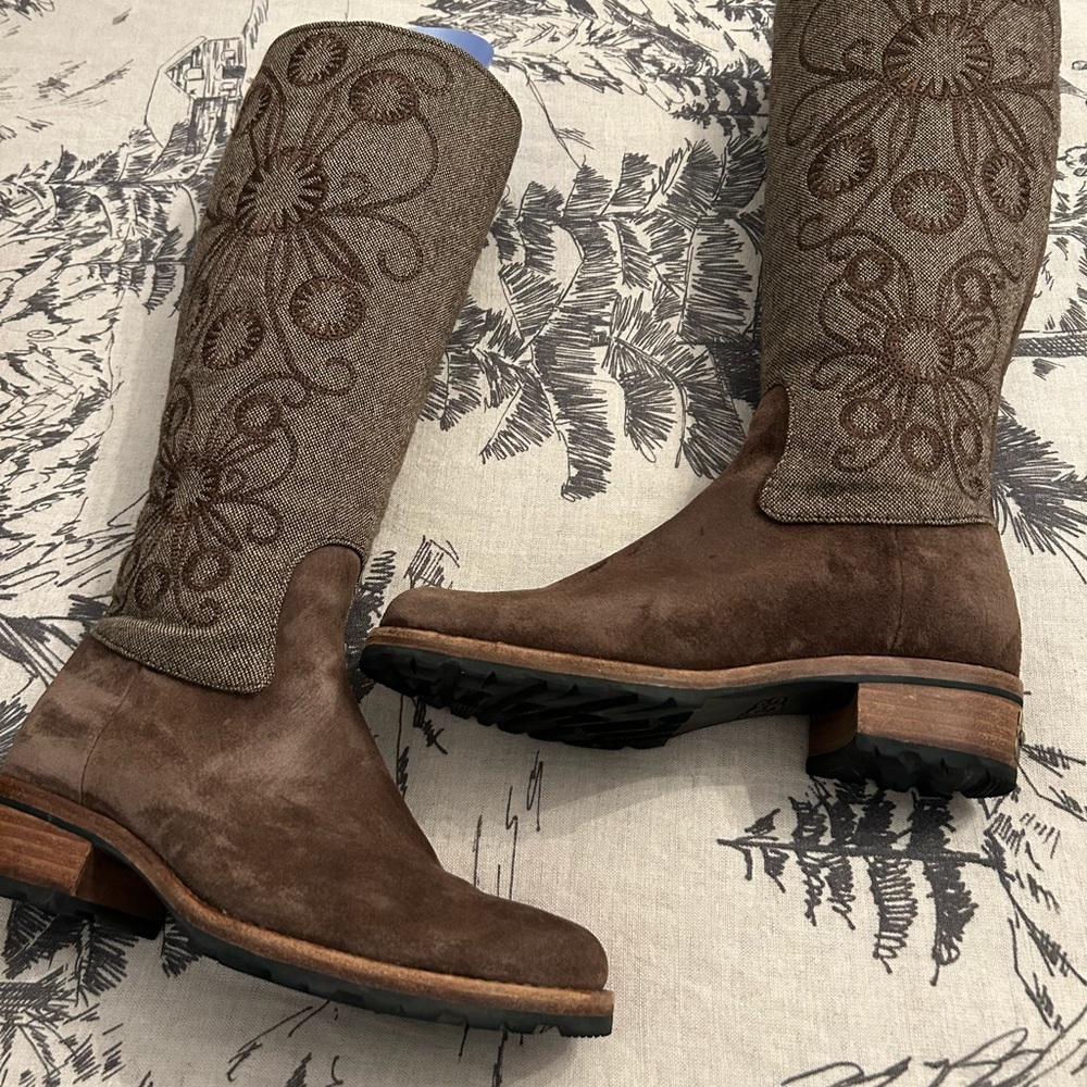 UGG tall suede & sheepskin boots size 6